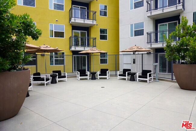 Building Photo - 10568 Gateway Prom