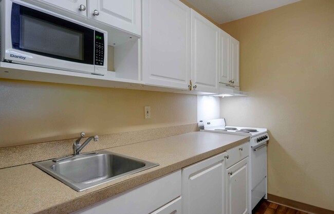 Building Photo - Furnished Studio-Tampa - Airport - Memoria...