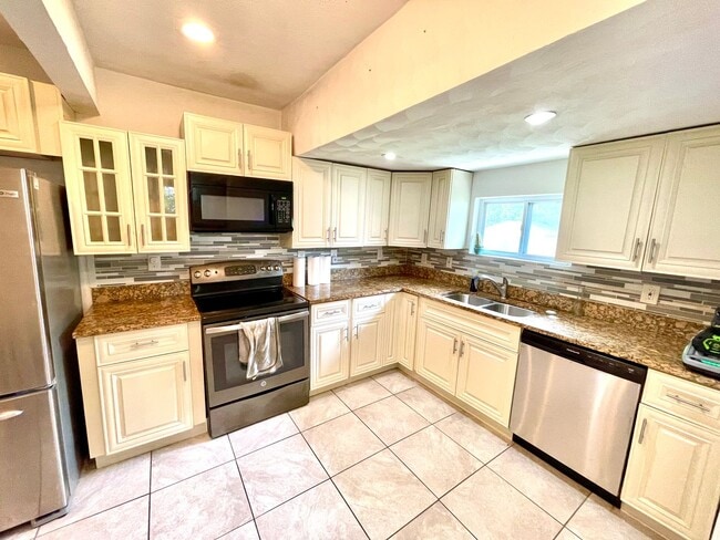 Building Photo - Charming 3-Bedroom Home with Fenced Yard i...