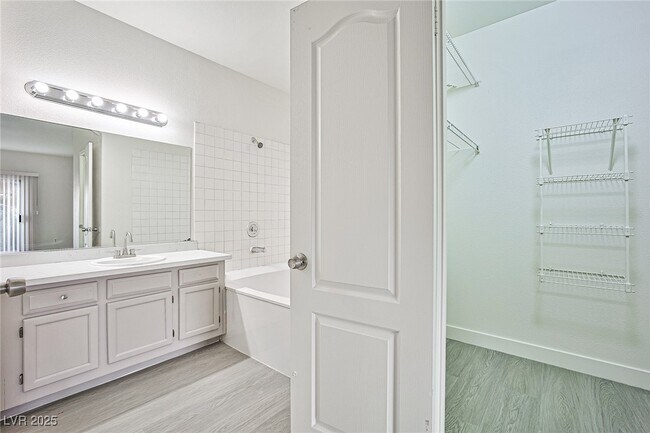 Building Photo - 5525 W Flamingo Rd