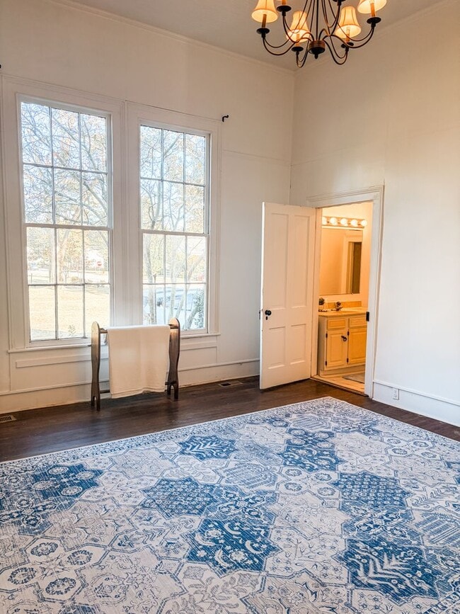 Building Photo - 117 E Main St