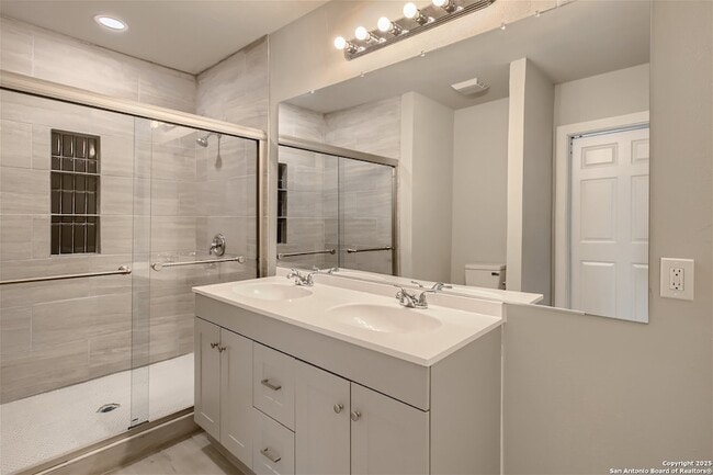 Building Photo - 517 Hicks Ave