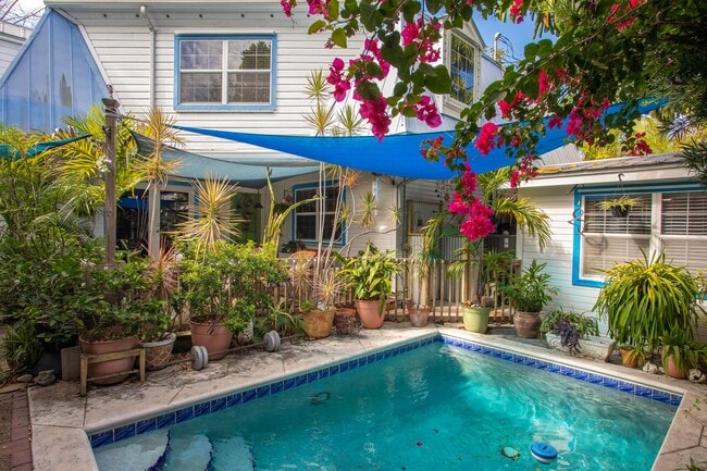 Building Photo - 3 Bedroom 1 bath and 2 half Baths with a g...