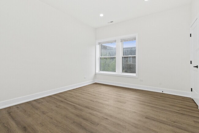 Building Photo - 4338 N Clarendon Ave