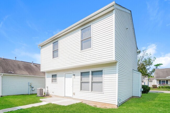 Building Photo - 1852 Meadowlawn Dr
