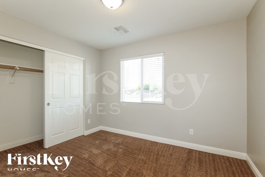 Building Photo - 4243 W Bluefield Ave