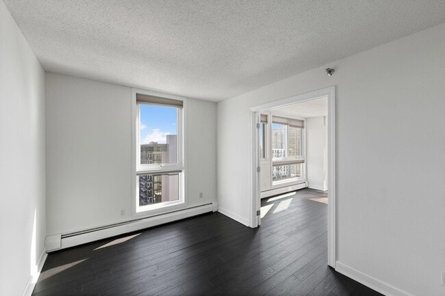 Building Photo - 433 S 7th St