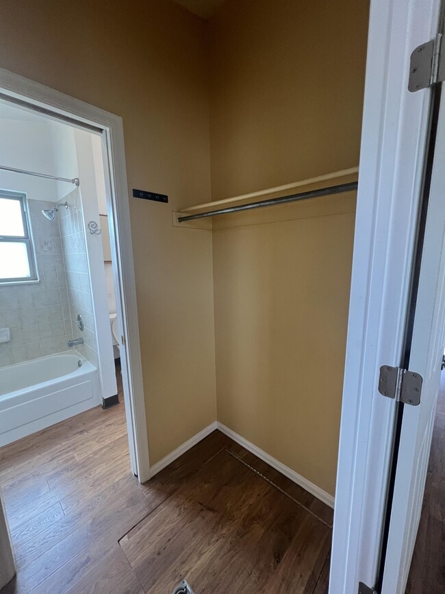 Building Photo - 870 London Green Way