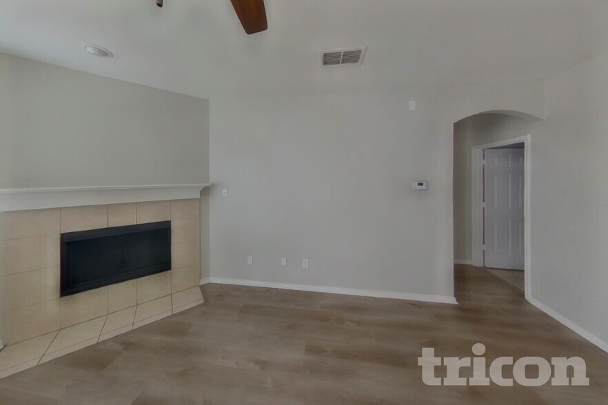 Building Photo - 3005 Glenrose Dr