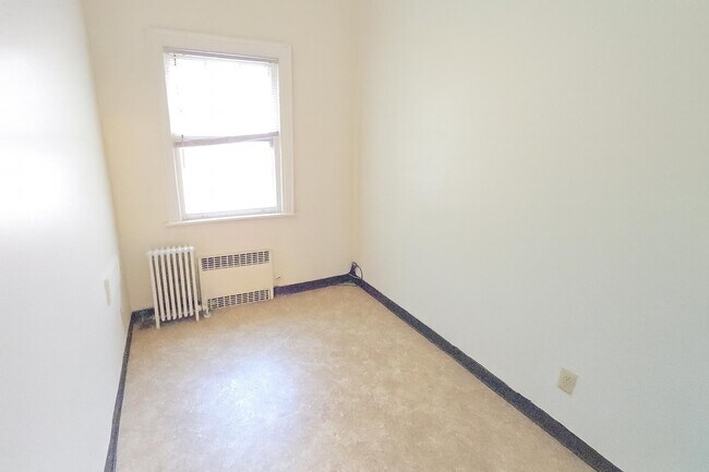 Building Photo - 44 Gifford Ave