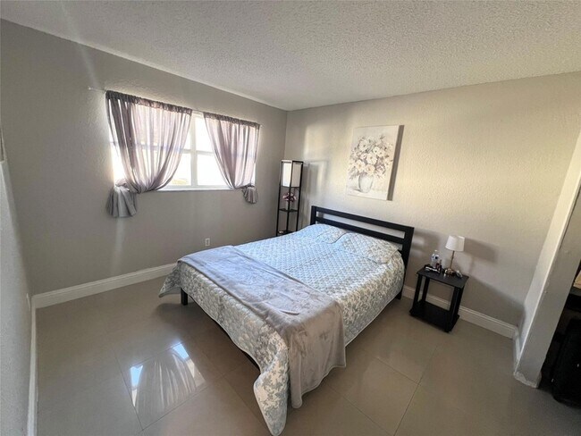 Building Photo - 1001 NW 45th St