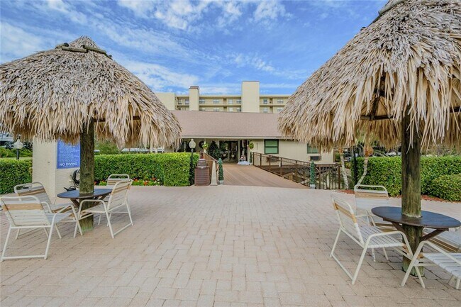 Building Photo - 2700 Cove Cay Dr