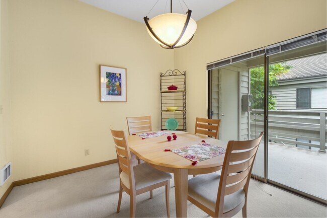 Building Photo - 1bed 1 bath water, sewer garbage & parking included Downtown Bellevue