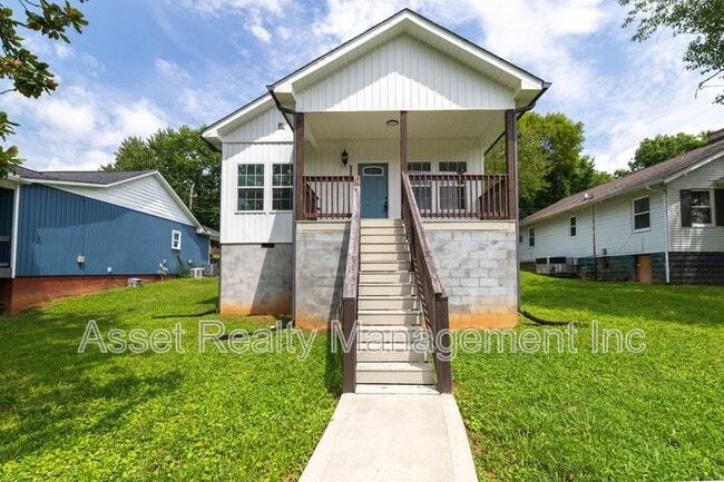Building Photo - 619 Midlake Dr NE