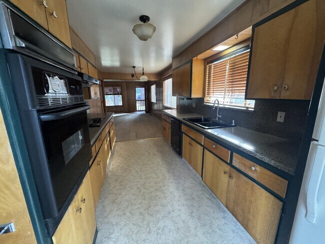 Building Photo - 865 Stanford Ave