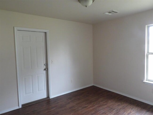 Building Photo - 804 N Evans Ave
