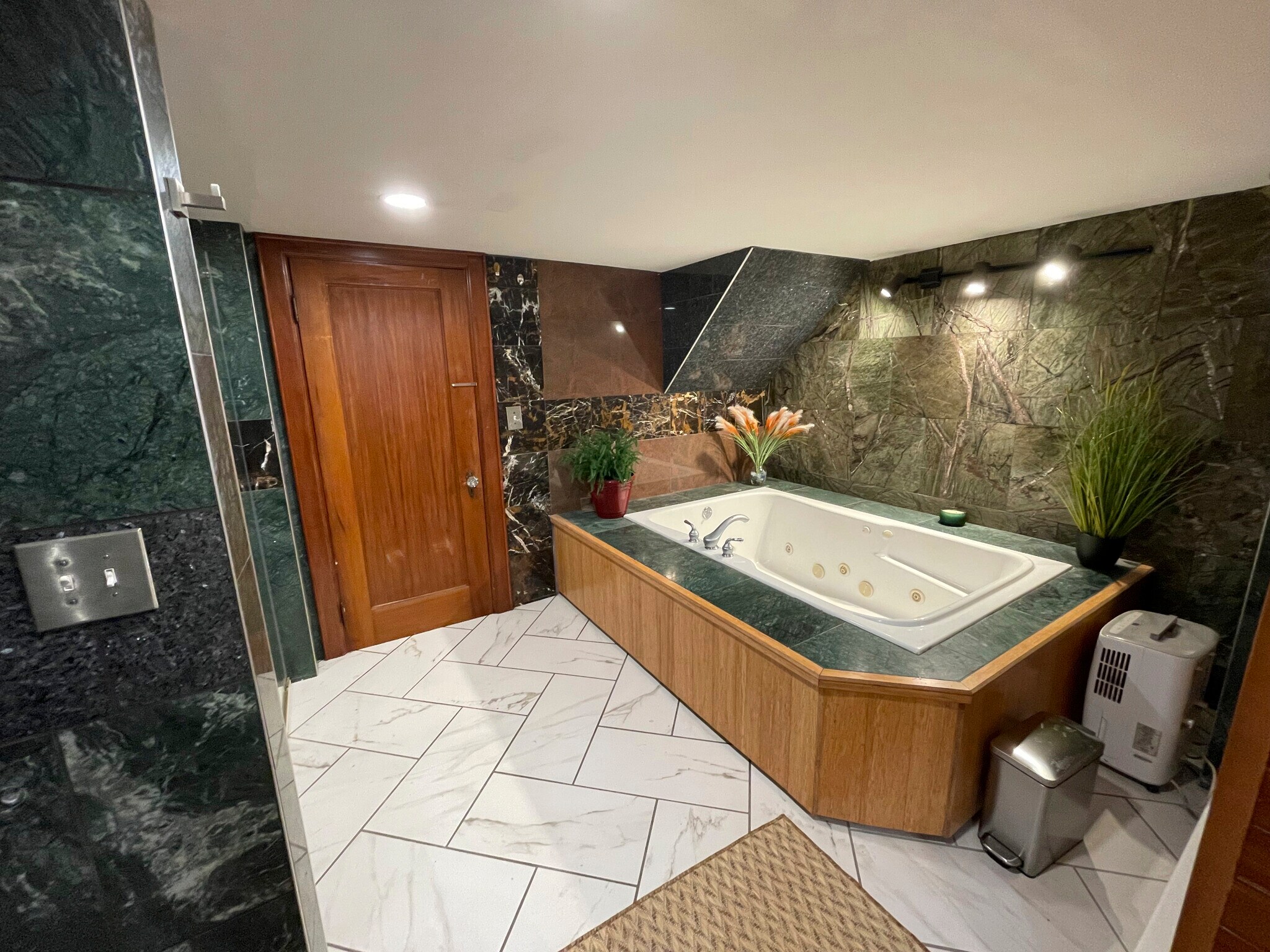 Spa - 4778 Rogers Rd