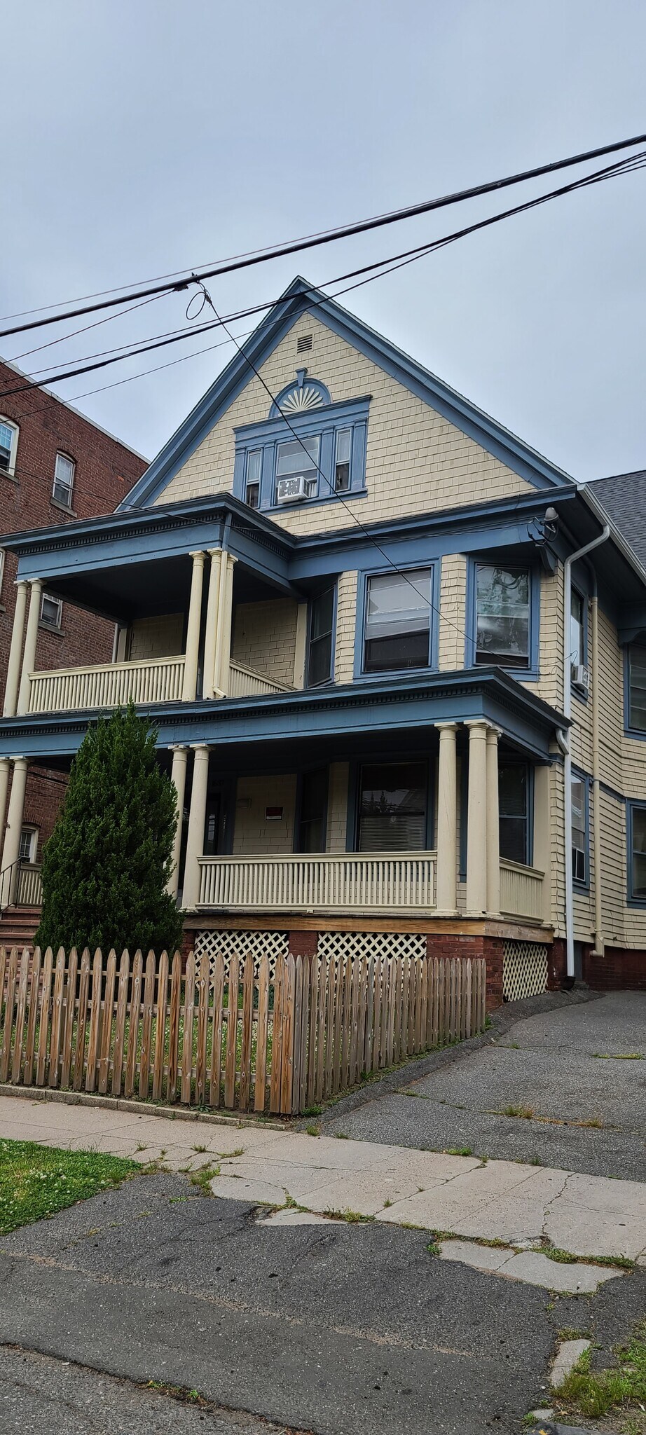 Building Photo - 1639 Chapel St
