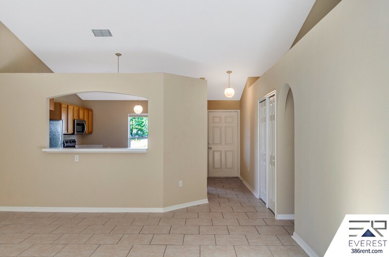 Building Photo - 5 Lancelot Dr