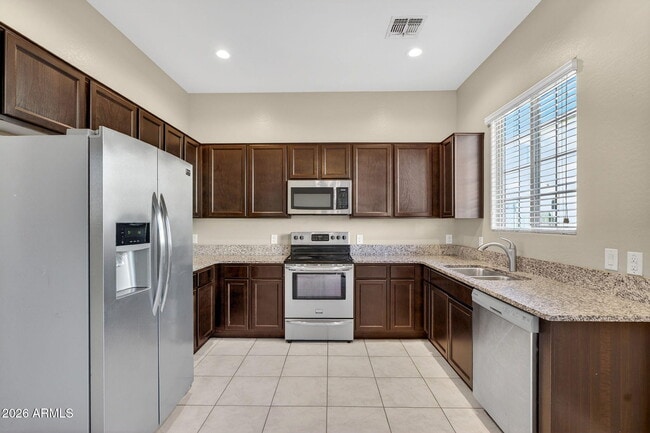 Building Photo - 1367 S Country Club Dr