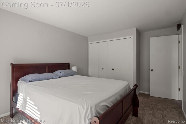 Building Photo - 1125 Meadowglen Ct
