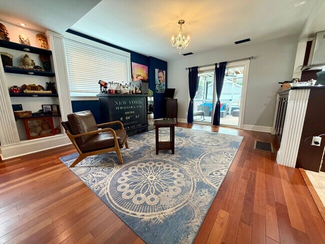 Building Photo - Stunning 4-Bed/2-Bath Home in the heart of Lansdowne! Available First Week of September!
