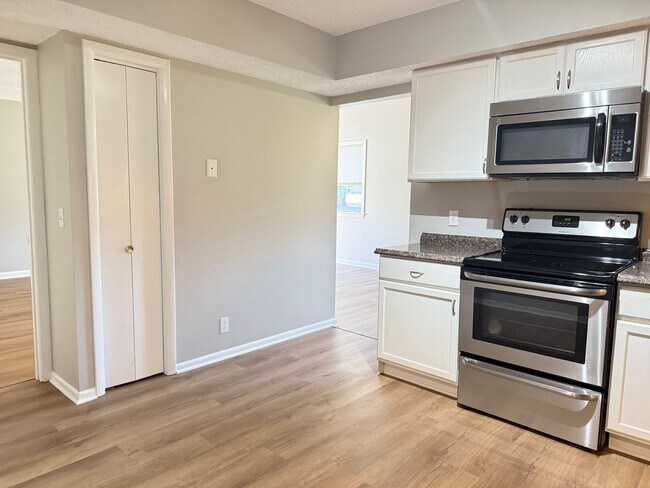 Building Photo - Bellevue!  2 Bedroom / 2 Bath House w/ Loft!  Renovated - Pet Friendly