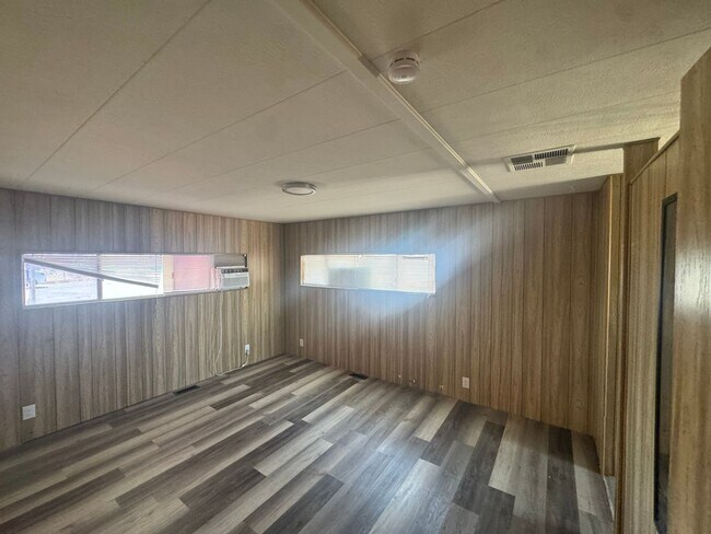 Building Photo - Large Customized 2 Bedroom Manuf Home w/Bonus Room= 3 total bedrooms