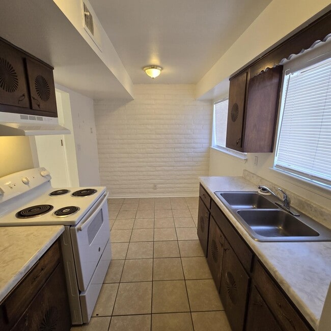 Building Photo - 401 Graceland Dr SE