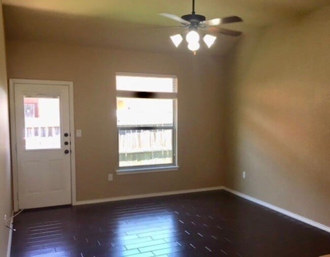 Building Photo - Availabe Now! Nice 3 Bedroom Duplex located in New Braunfels!