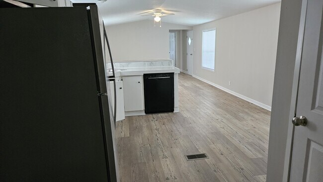 Building Photo - 610 E Branch Dr