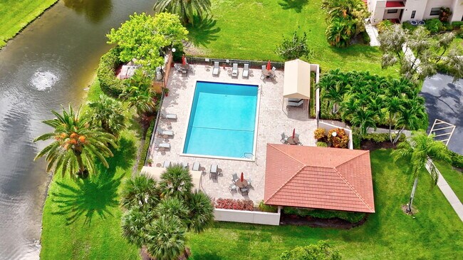 Building Photo - 9268 Vista Del Lago