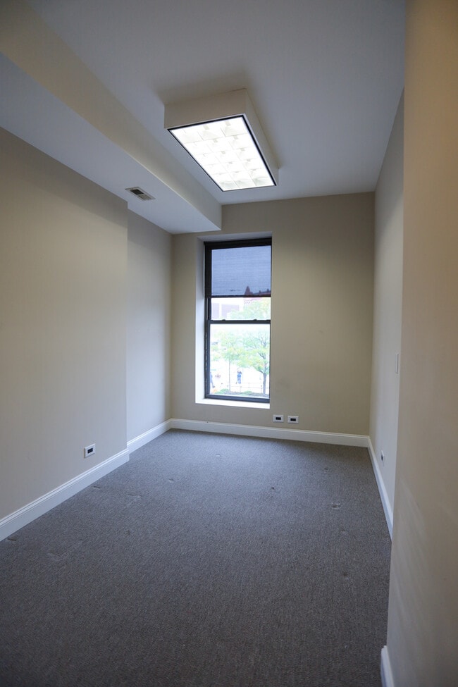 Building Photo - 1582 N Clybourn Ave