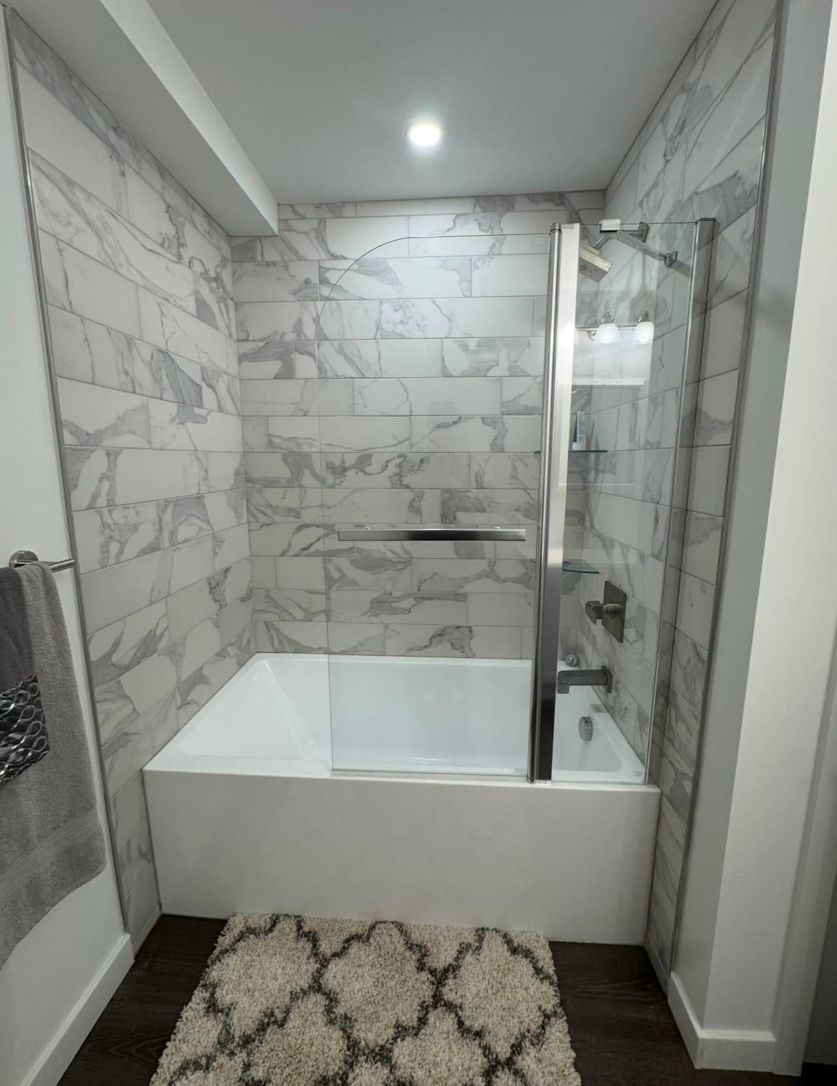 full bathroom - 3520 W Allegheny Ave