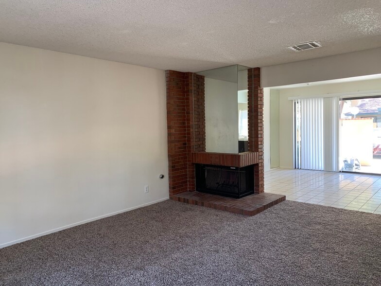 Building Photo - 2448 Pickwick Dr