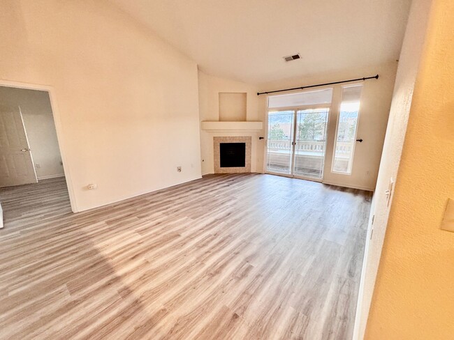 Building Photo - SW Littleton Top Floor Condo with Mountain...