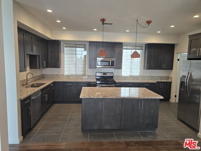 Building Photo - 940 S Western Ave