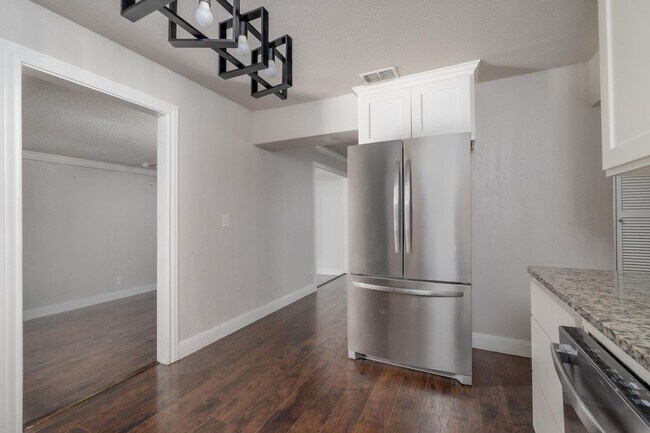 Building Photo - 3042 S 28th St