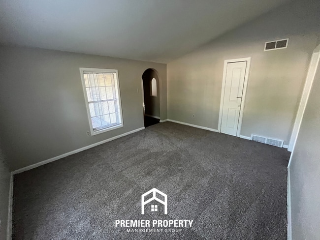 Building Photo - Charming 3BR/1.5BA in 38118 | Vaulted Ceilings, Fireplace & Formal Dining