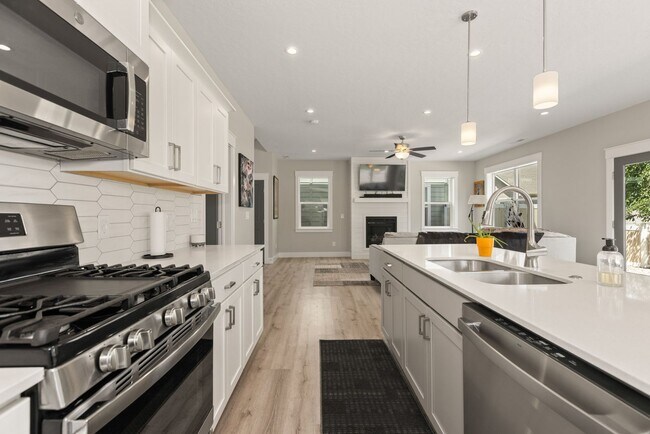 Building Photo - PROMO*** $1000 Off 1st Month of Rent -Beau...