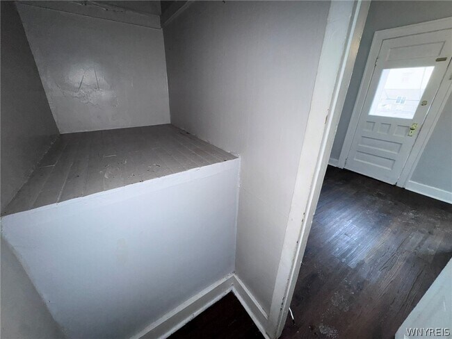 Building Photo - 856 Niagara St