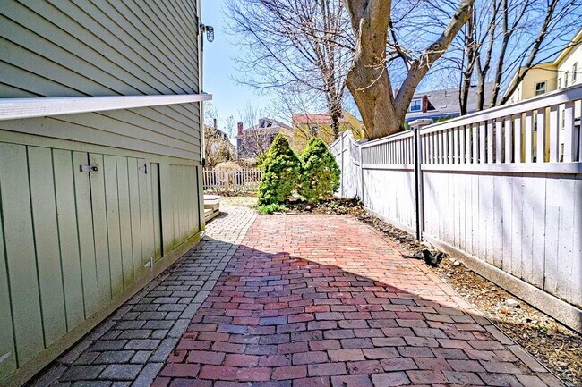 Building Photo - 31 Cushman St