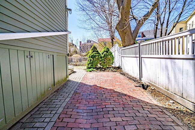 Building Photo - Beautiful First-Floor Condo in Portland’s West End