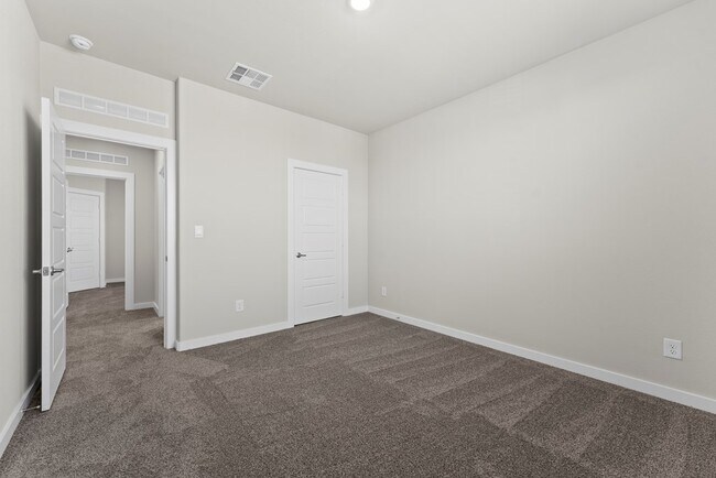 Building Photo - 2106 Somerset Dr