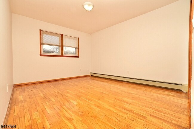 Building Photo - 9 Davey St