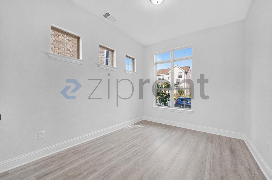Building Photo - Unit