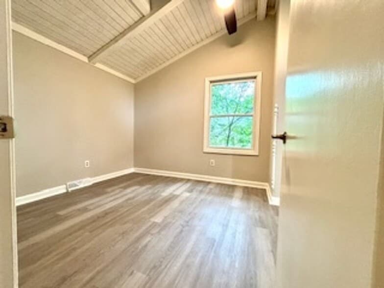 Building Photo - 1078 Lakeview Dr