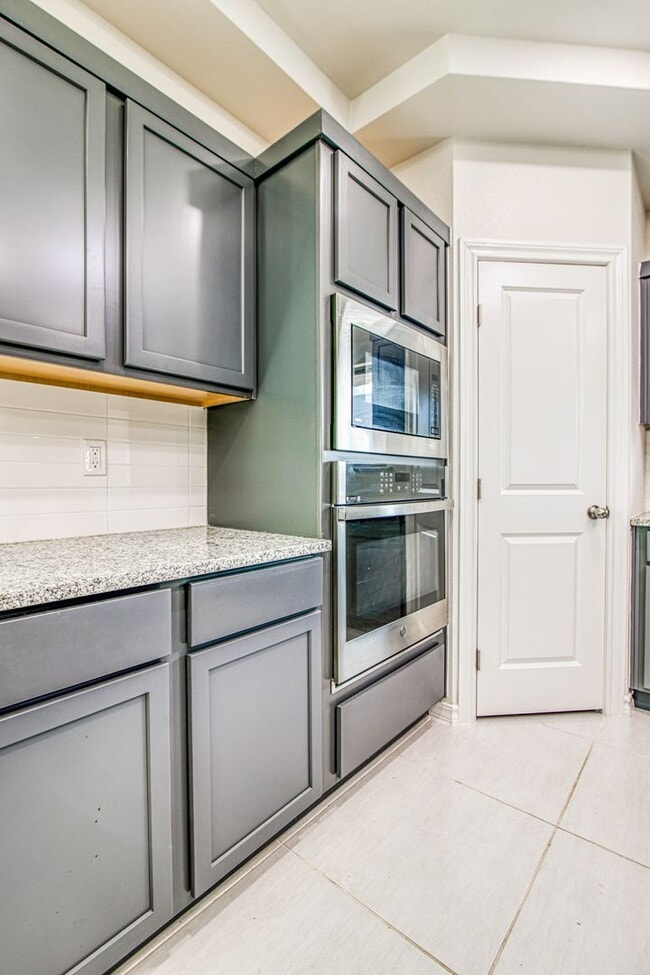Building Photo - Beautiful  House 3 beds/3 baths. This Prop...