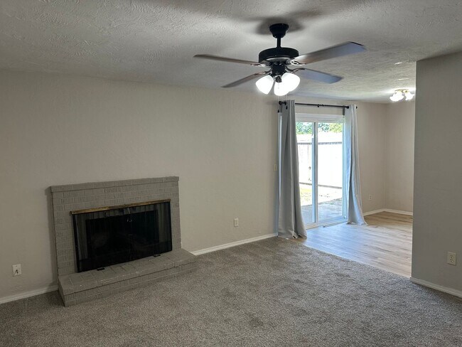 Building Photo - Updated 2 bed 1 bath dulpex in Springfield!