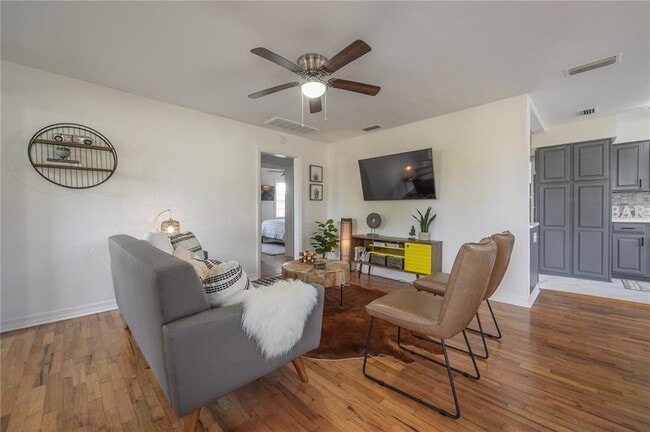 Building Photo - 920 W Orient St